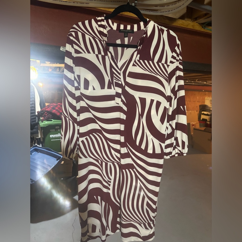 Banana Republic Maroon and White Abstract Print Top